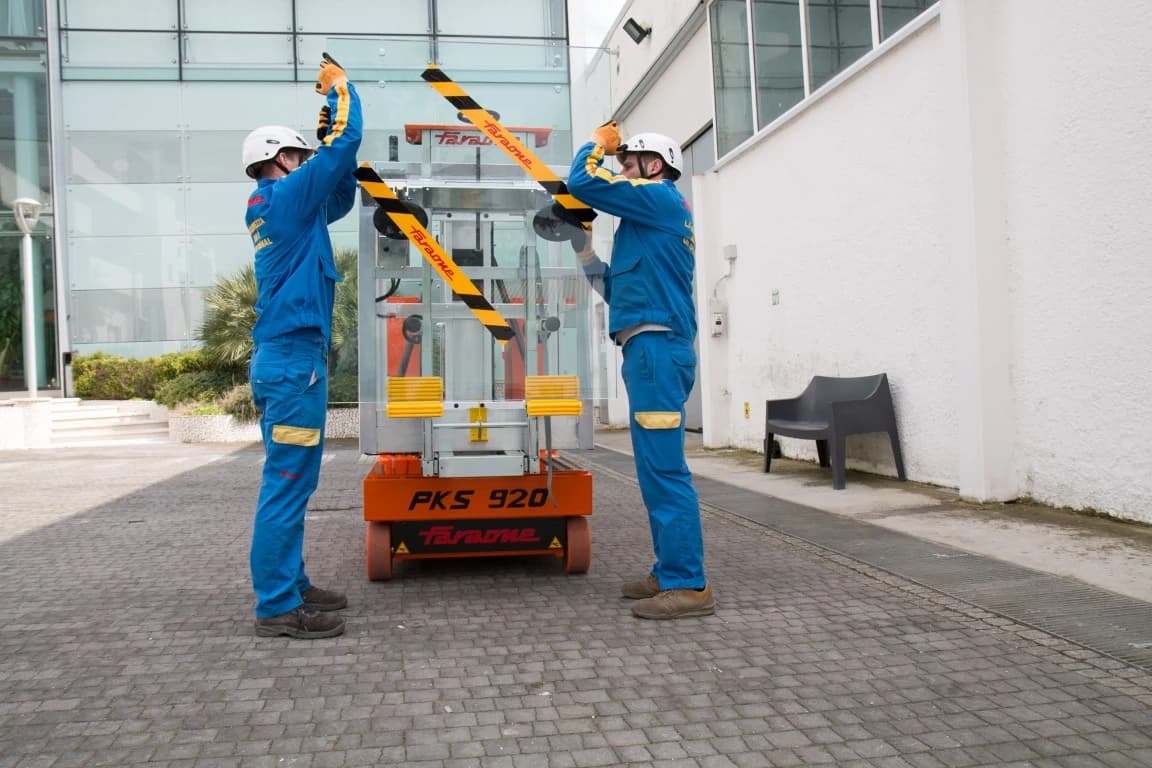 Самоходный телескопический подъемник Faraone PKS 920 с платформой для монтажа стекол