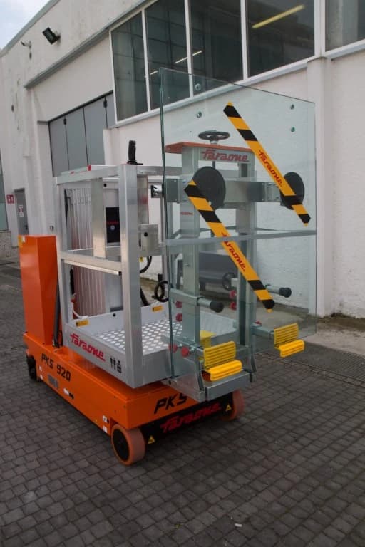 Самоходный телескопический подъемник Faraone PKS 920 с платформой для монтажа стекол